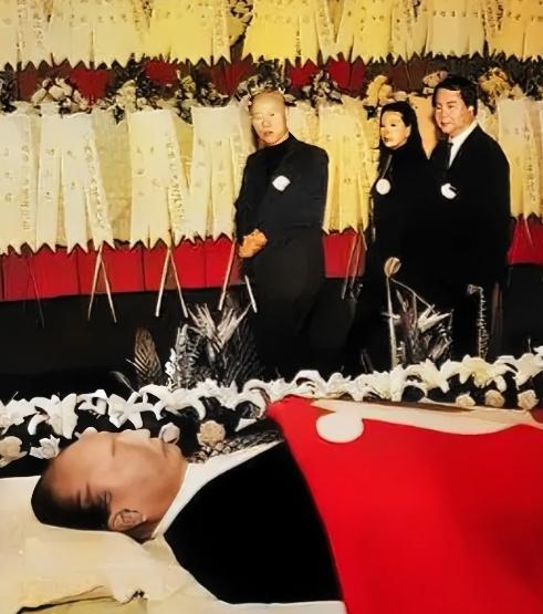 2005年，汪道涵的遗体告别现场，一张罕见的留影，照片中的他身上覆盖着鲜红的旗帜