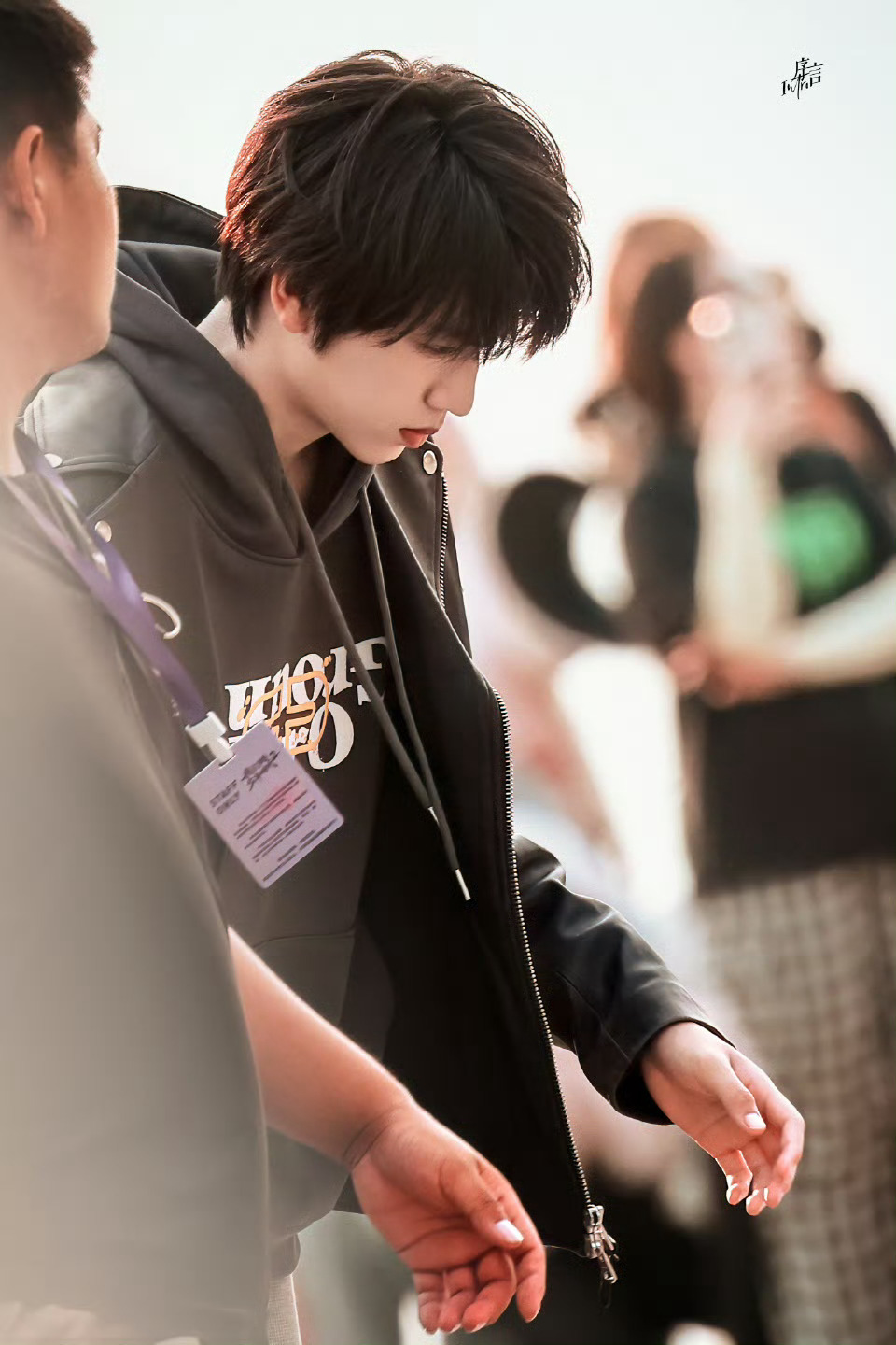 张桂源 眉压眼氛围感直接拉满！张桂源自带眉压眼清冷质感，清冷帅气混搭满满故事感，