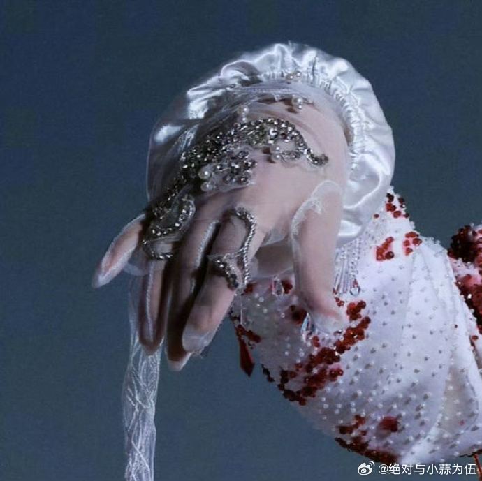 张远张远回应自己手小抓财 谁懂啊！张远帅照里的小手太抢镜，演唱会上亲自回应，越证