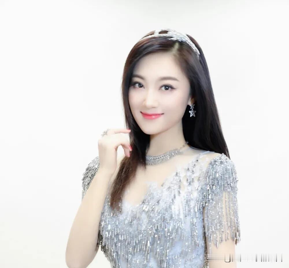 辽宁省大连果然出美女，才貌双全，这位女歌手长相眉清目秀，脸小五官深邃立体，脸小五
