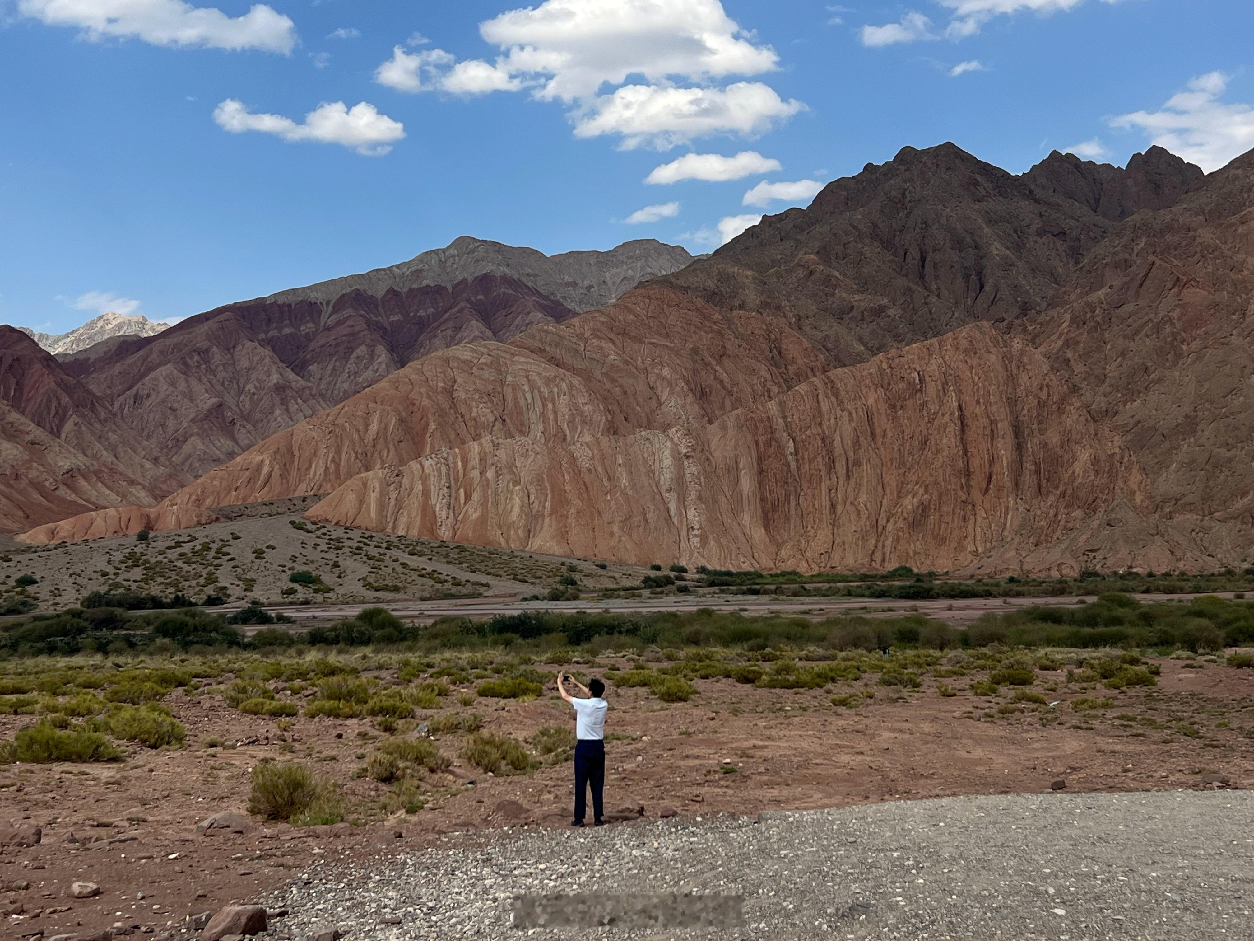 不认识的大哥在拍大可颂。新疆旅行乌恰旅行 克孜勒苏·天山昆仑山交汇