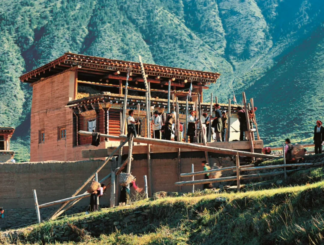 那里生活的人们，在欢歌笑语中盖一幢房子