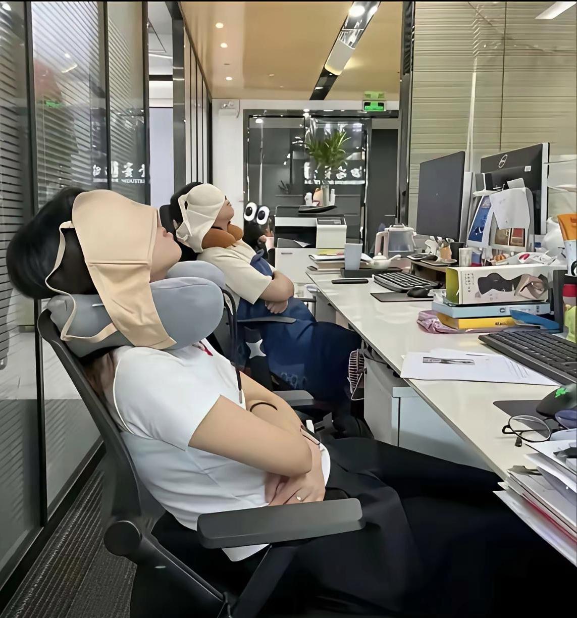 唉哟喂，公司女员工这样午休，男员工看见太尴尬了吧

网上见这个图片，公司女员工午