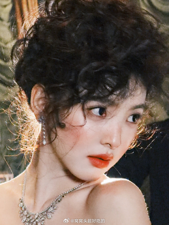 章若楠 微博之夜造型出图暗黑风的漂亮小公主。 微博之夜出图