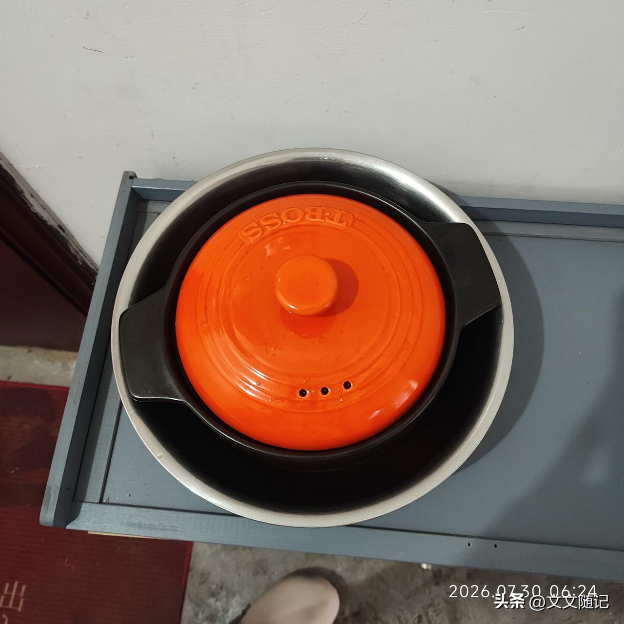 说实话，别啥人都去帮。

你拉他一把，他可能回头踩你一脚。这不是心狠，这是自保。