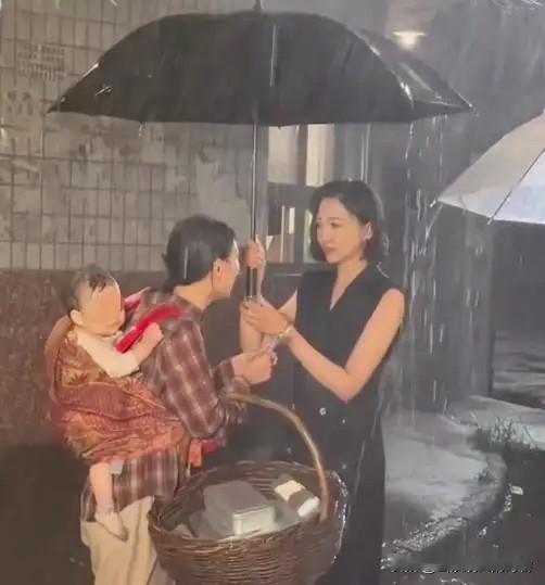 “800块，一场瓢泼大雨，一个哭到快背过气去的婴儿——这他妈是拍戏，还是作孽？”