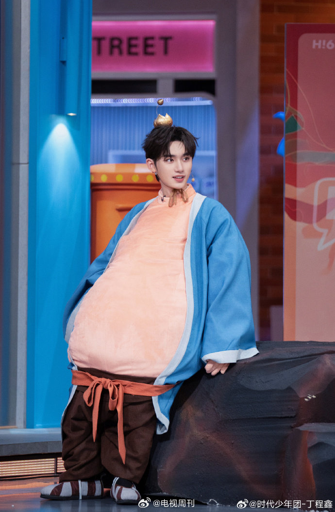 丁程鑫[超话]丁程鑫藕饼合照你好星期六 看丁程鑫和藕饼的合照，感受到满满的甜蜜气