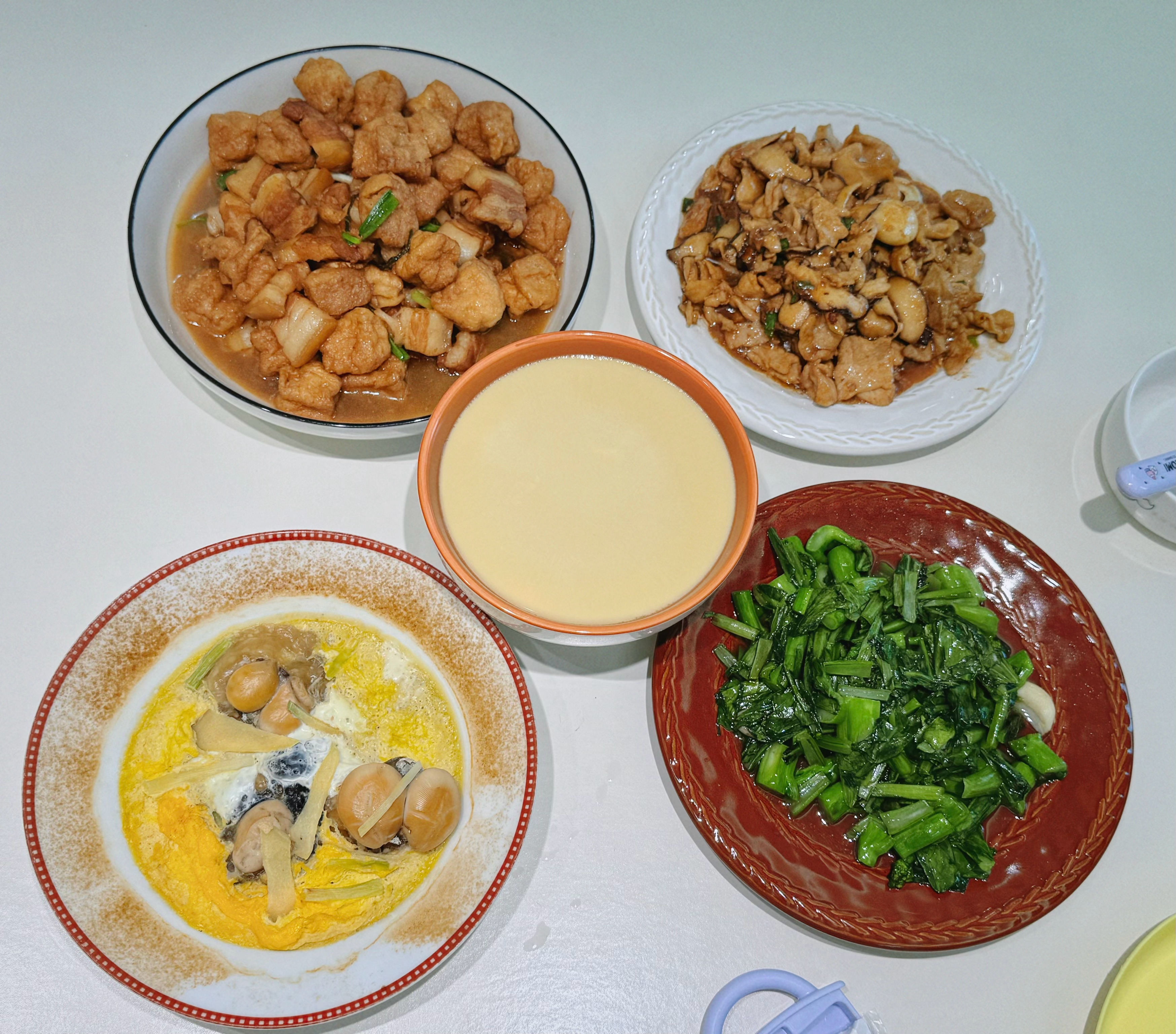 璐璐今天吃啥 开饭啦，今日菜单：油豆腐烧五花肉、香菇肉片、炒青菜、水蒸蛋，和提拉
