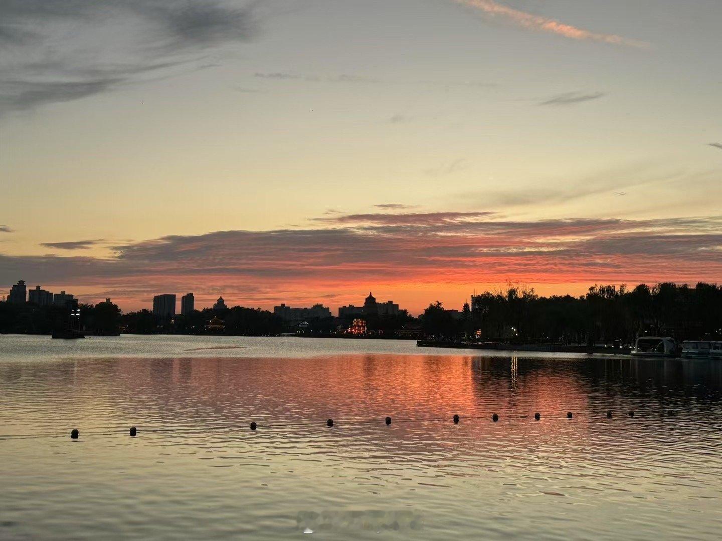 以欢喜之心，渡烟火日常，念别人的好，修自己的心。心存阳光必有诗和远方，心中有爱何