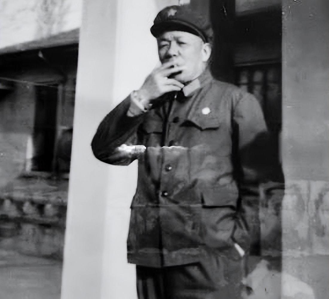 军区副司令对韩先楚不满，举例说明，韩司令：每人发言报送军委！
 
这个场景发生在