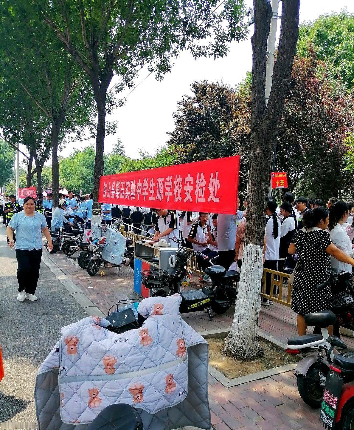 1点半，考场外清点，名单上空着一个。
电话一接，对面火急火燎：“你们不会安排时间