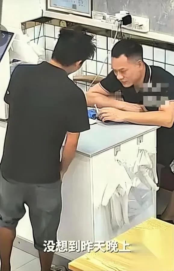 广州小伙蓬头垢面进餐馆

兜里没钱却开口要饭

快餐店老板瞅着小伙落魄模样，没多