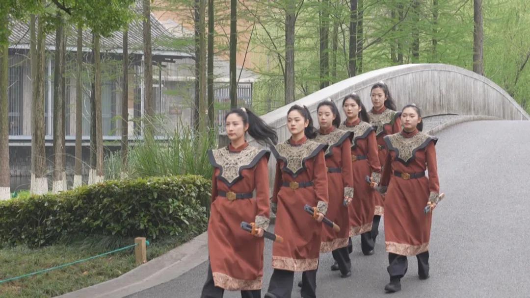 杭州街头惊现红衣女侍卫！


最近在临安区吴越文化博物馆附近，不少市民游客都撞见