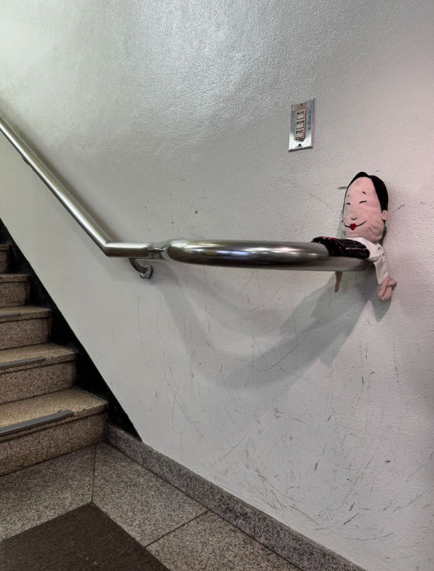 小沈阳这个玩偶真是越看越搞笑，走哪儿带哪儿，都成了出门必备单品了