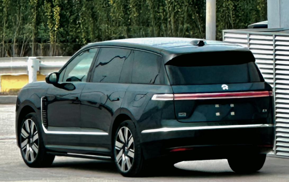 全新的蔚来ES9实车曝光了，我们同现款ES8车型进行了一些对比。
主要的差异点在