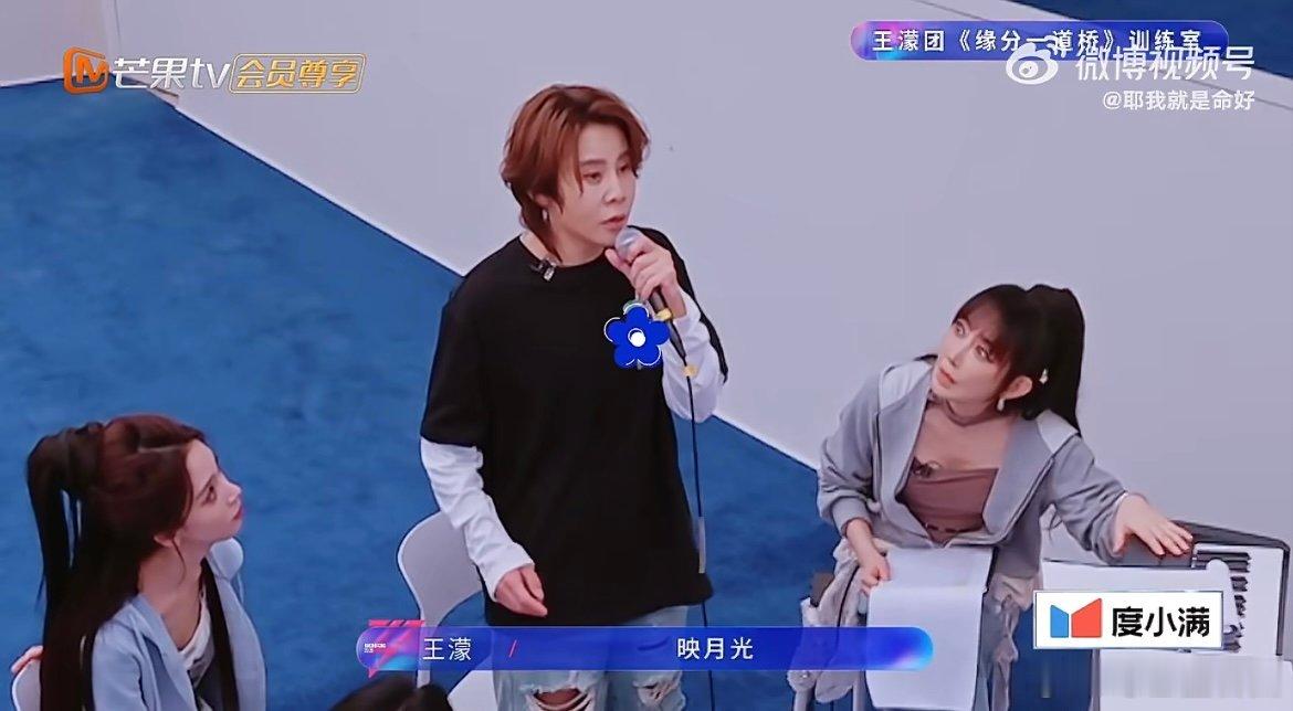 王濛离大vocal就差一个眉毛 乘风最有趣名场面诞生，别人练唱功靠气息，王濛唱歌