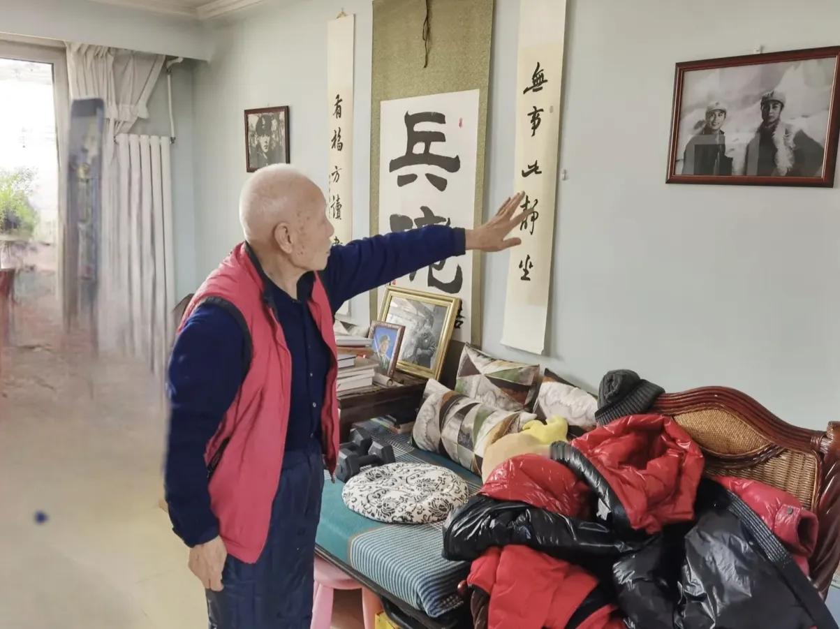 张勇手老师近照（图一 二）
墙上挂的是他和王心刚一起主演的电影《万水千山》剧照，