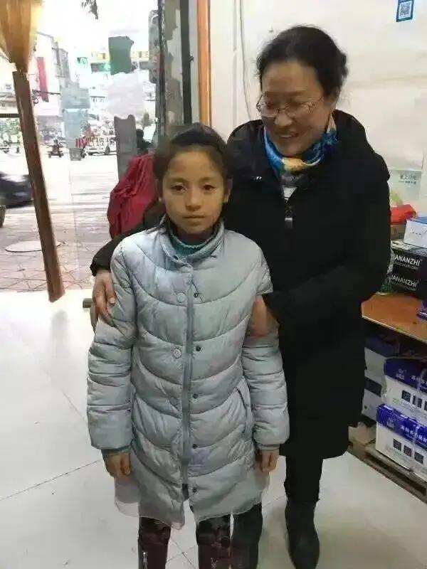 四川安岳，一8岁的小女孩，父亲和爷爷接连去世后，妈妈也走了，小女孩独自一人生活了