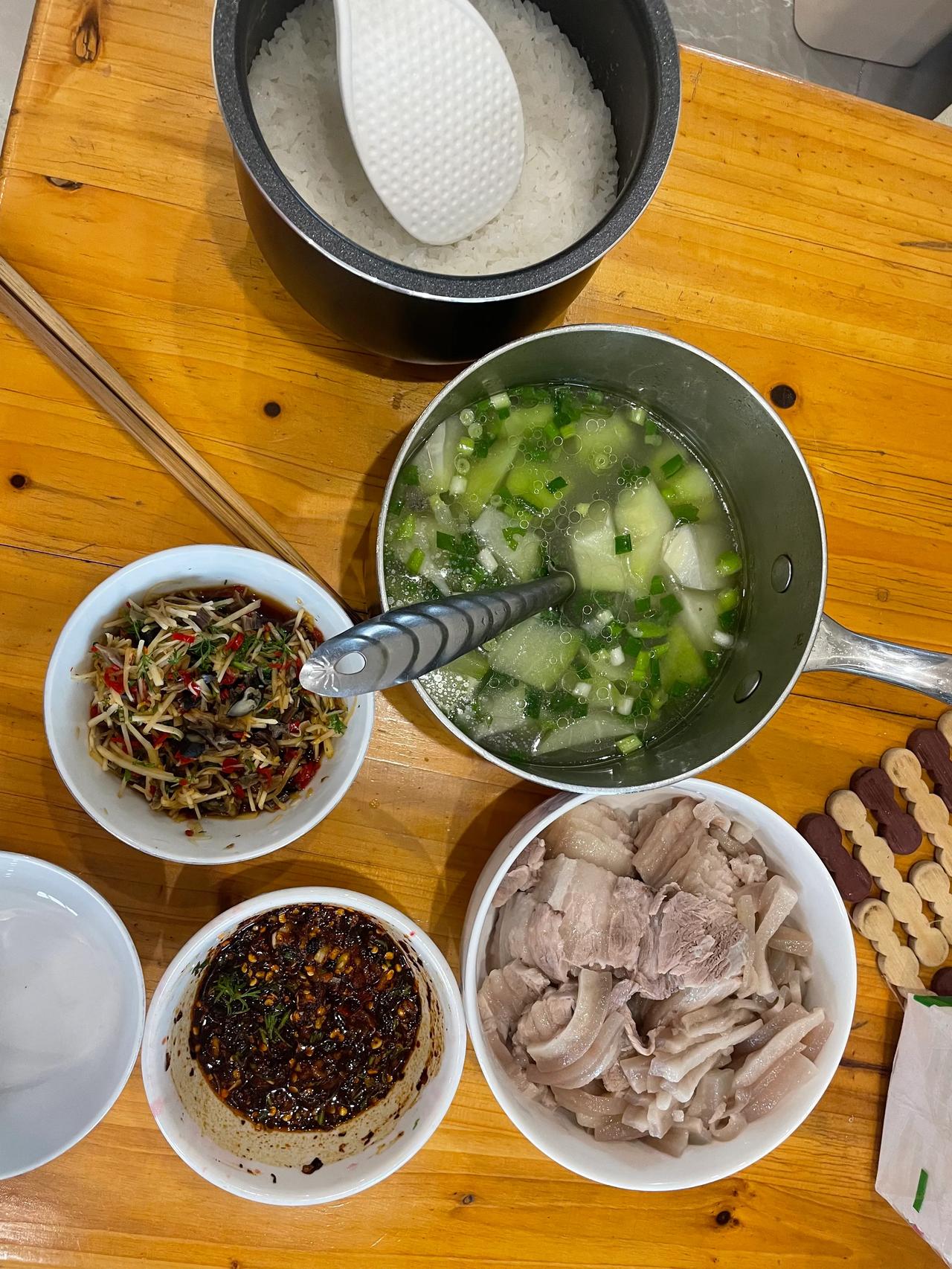 老婆去了儿子的城市，一个人的生活自由且简单！一个人才是生命的常态！平淡、真实，随
