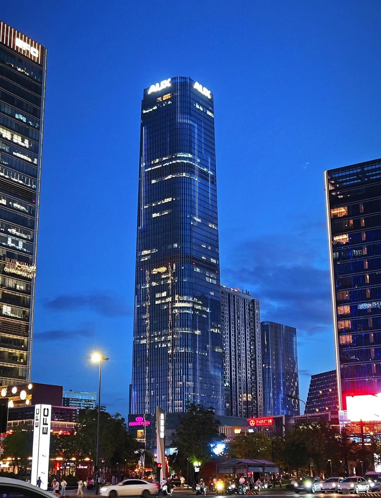 EFC这些大楼的灯光是谁在控制？
有宝子知道EFC这些大楼的灯光是谁在控制吗？