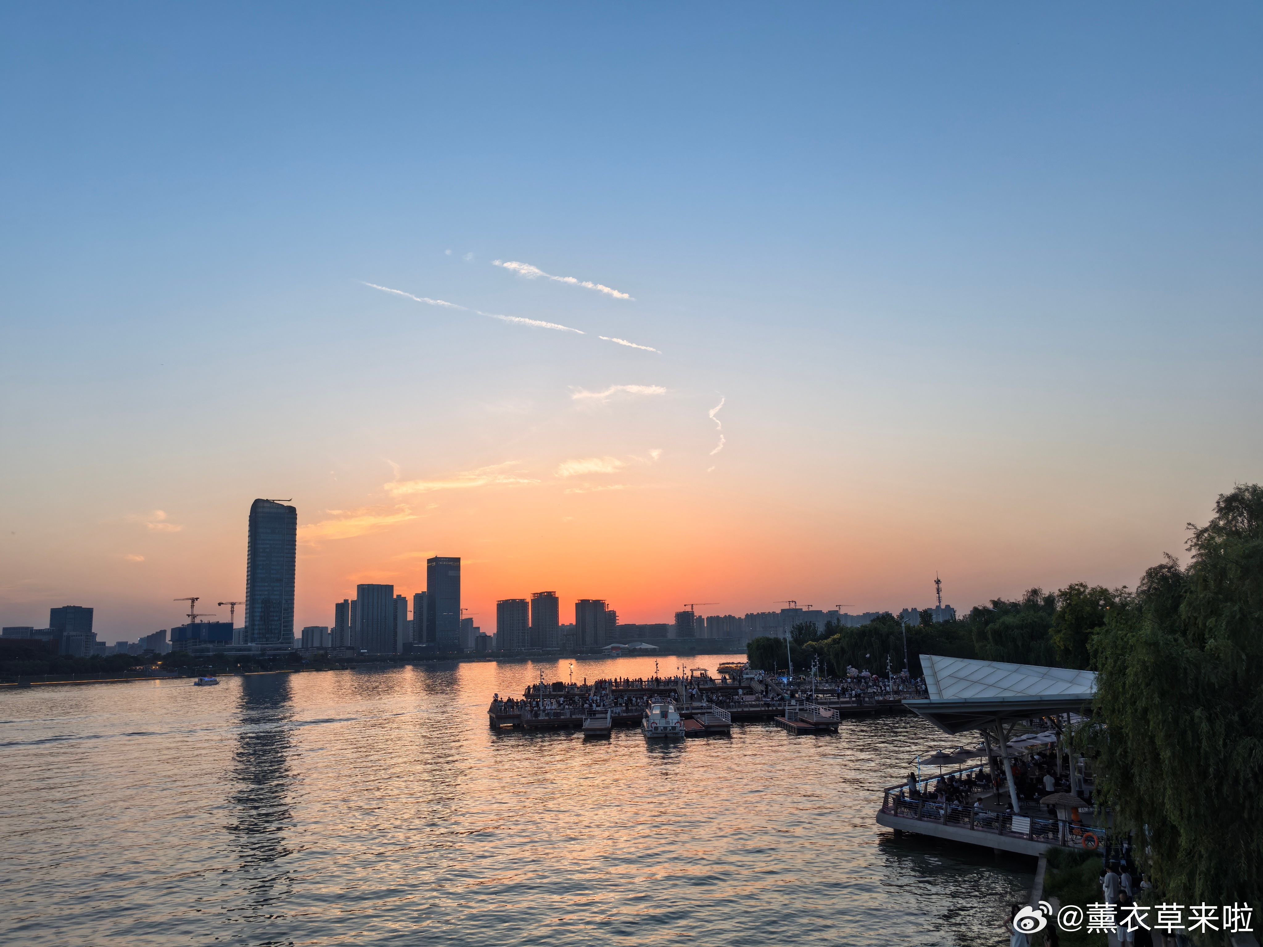 橘子海落幕，晚风捎来温柔，今日的疲惫都被河面的余晖抚平啦，各位晚安。落日余晖 西