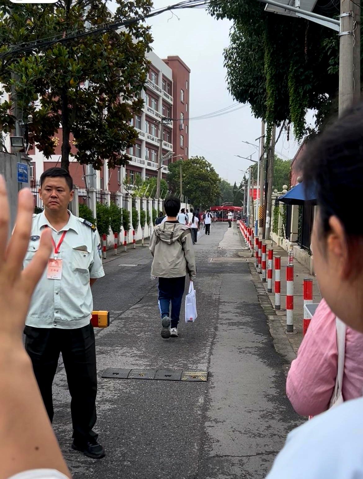 校门口一阵欢腾，孩子们说题“简单得离谱”。
上海中考昨天考了语文、物理化学跨学科