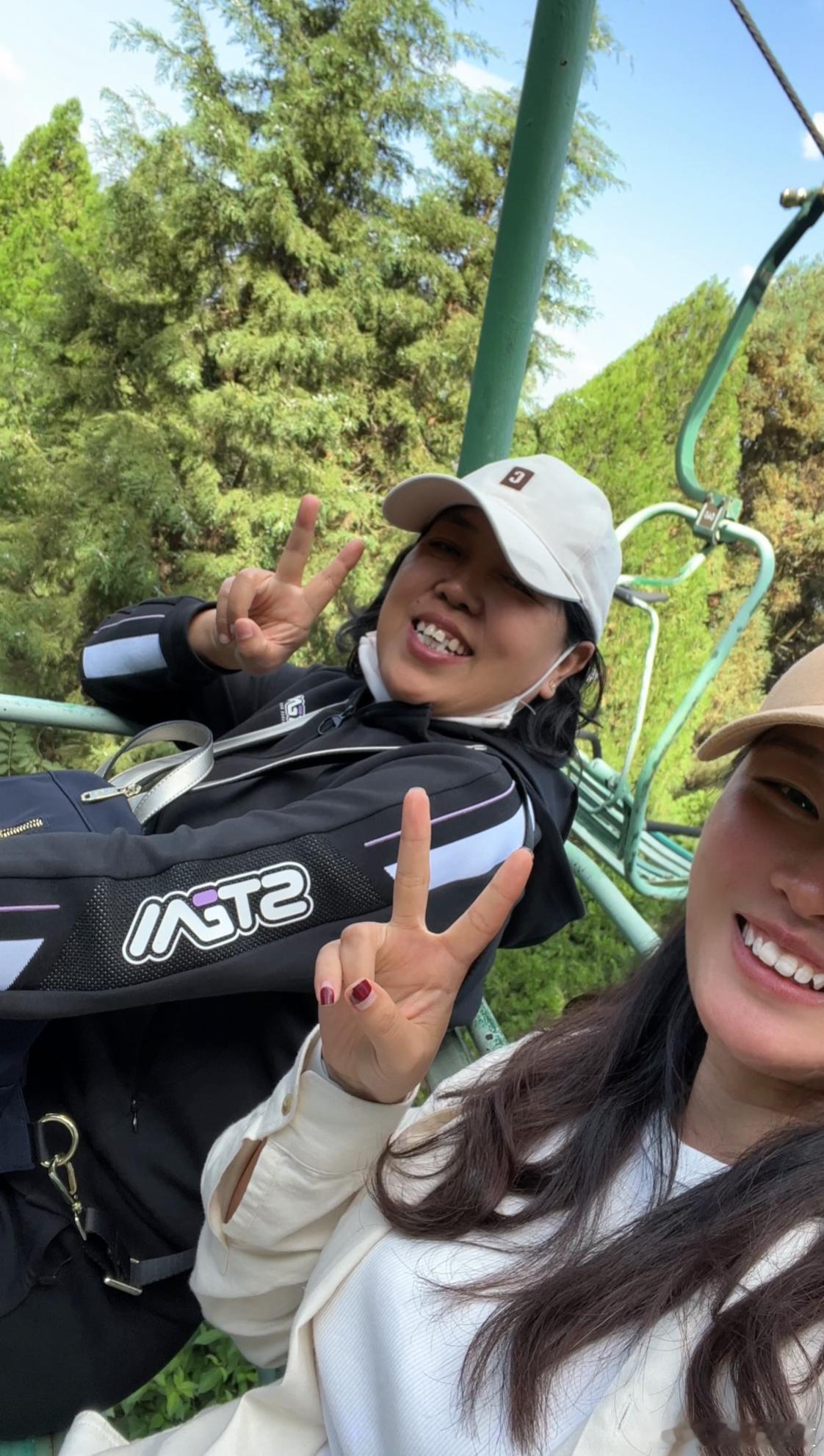 年纪越大越体会妈妈的辛苦，这次带上她旅行一趟，还买了一身母女装，带麻麻吃美味，看