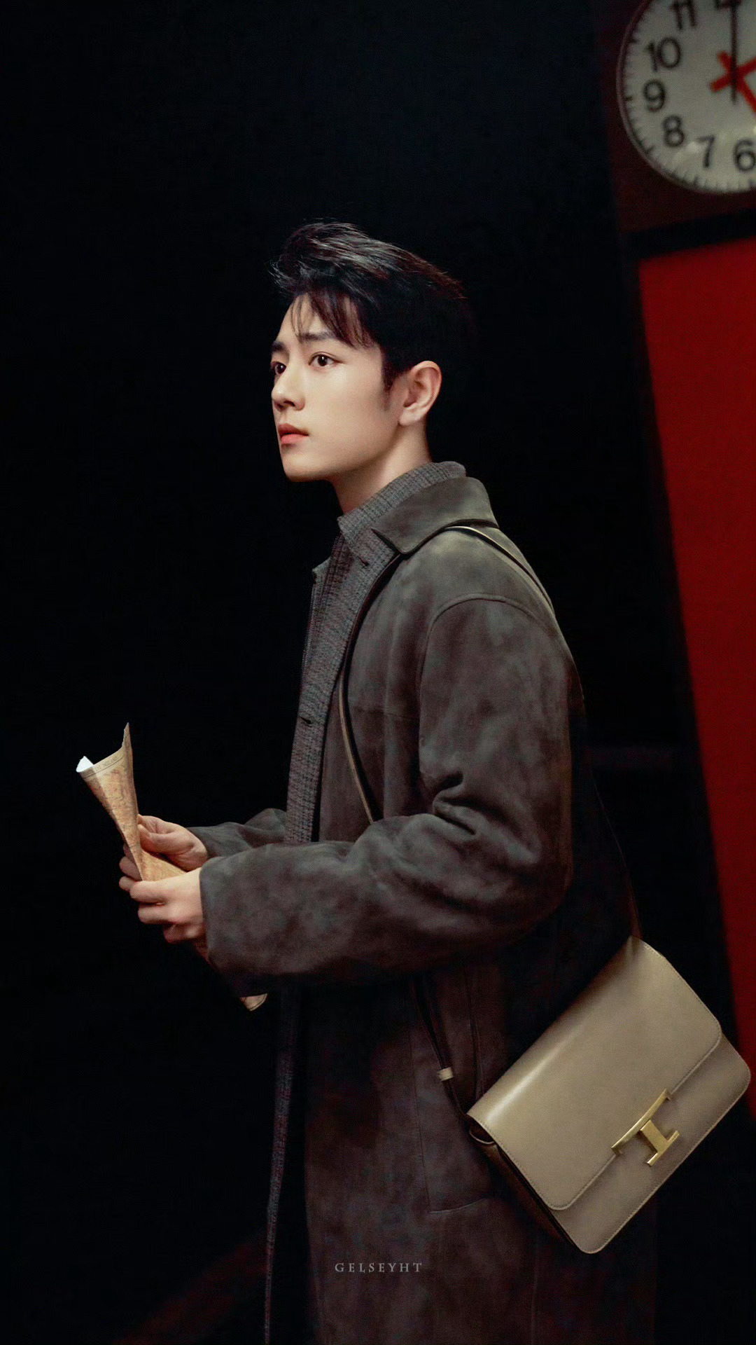 踏万千星河而来，只为一场遇见！肖战绕到车前给粉丝挥手📮肖战Gucci大秀下班