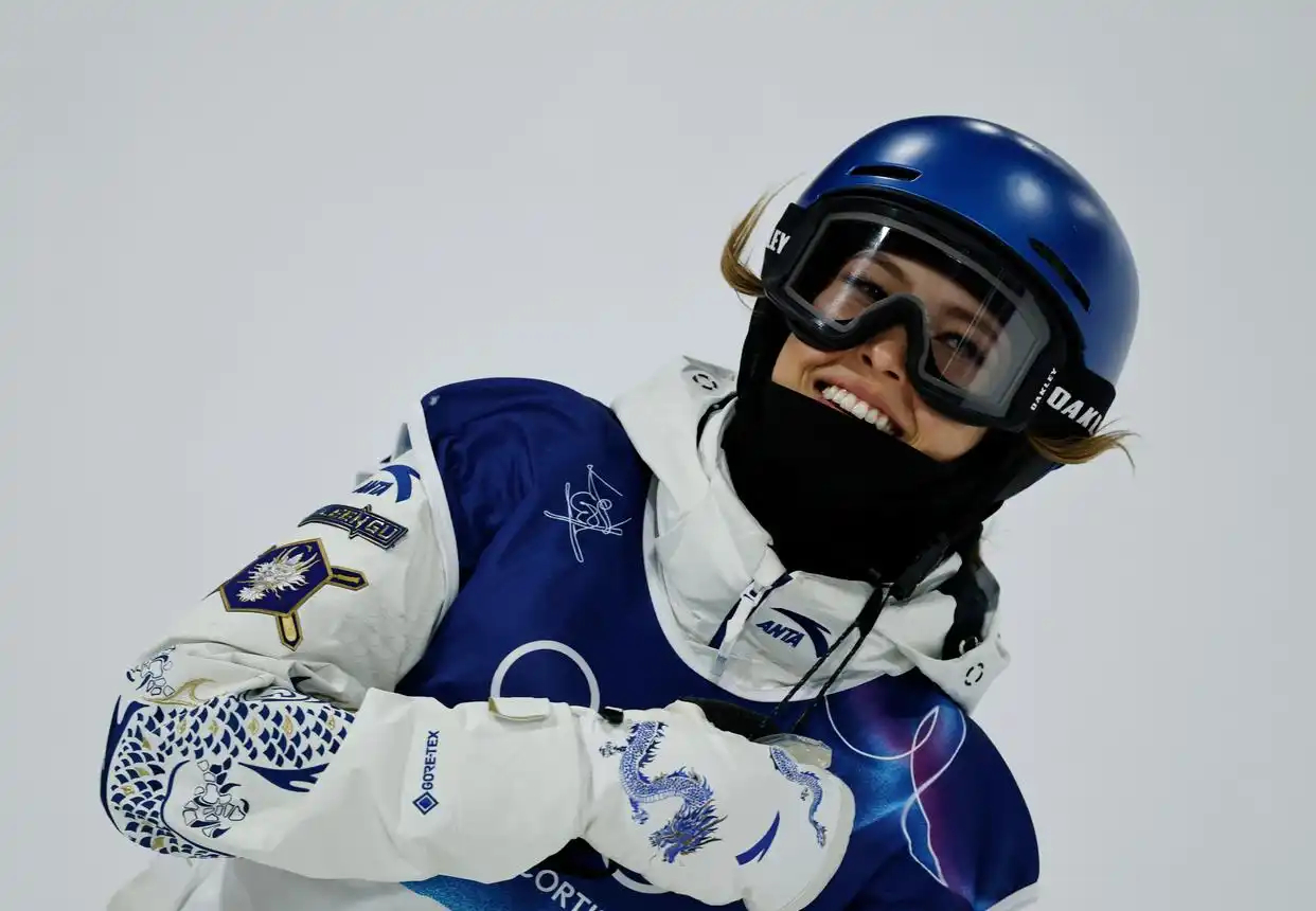 谷爱凌又玩了一把心跳！米兰冬奥会自由式滑雪女子U型场地技巧资格赛，第一滑出现失误