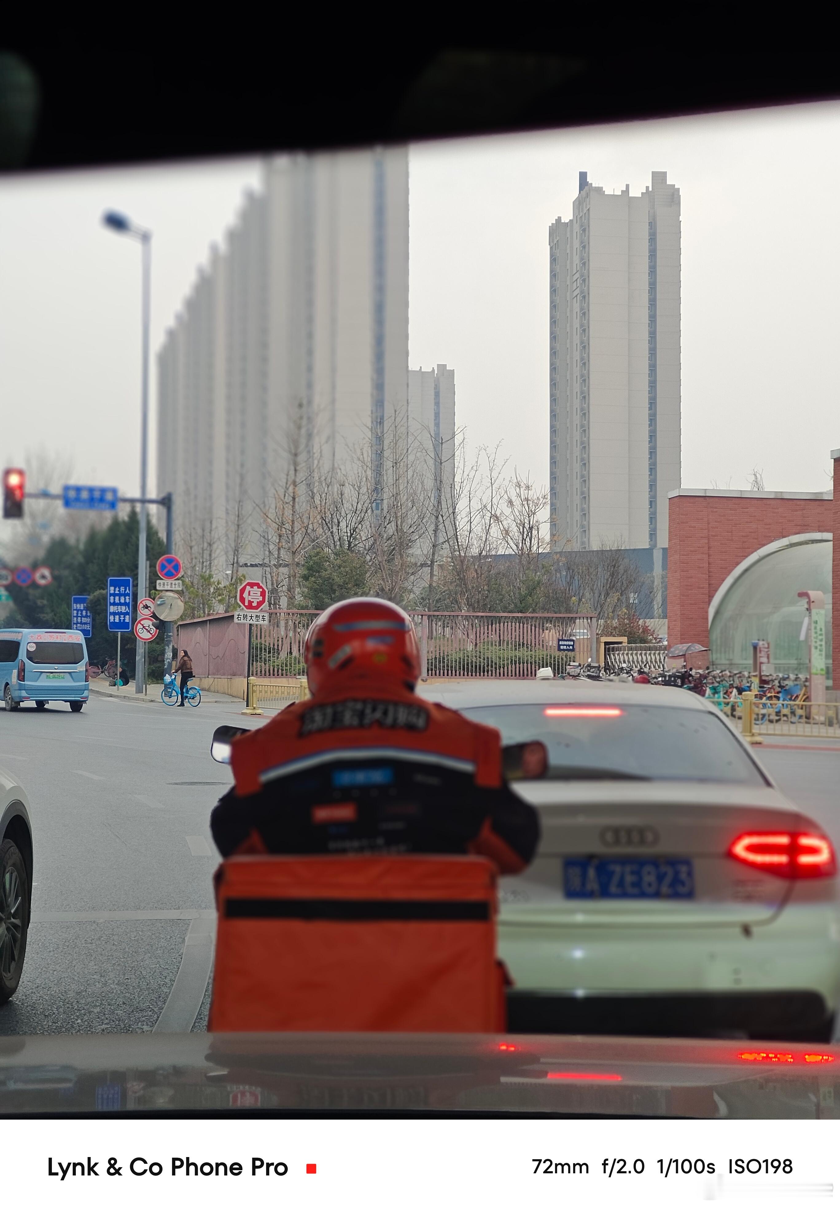 别说淘宝闪购这个外卖服还挺好看的有没有点赛车手那个广告服的意思？ 