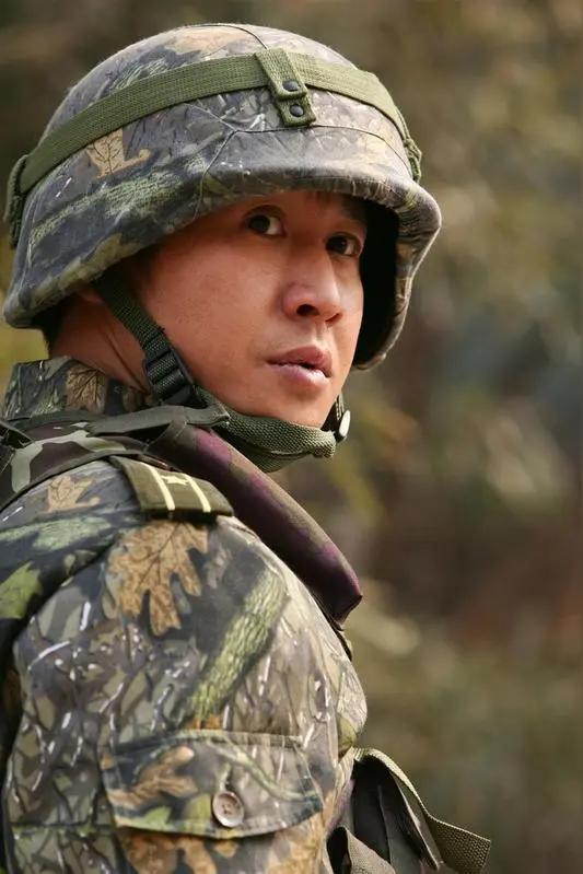 《士兵突击》里连长高城说过一句特别通透的话：
“过日子就是问题叠着问题，你唯一能