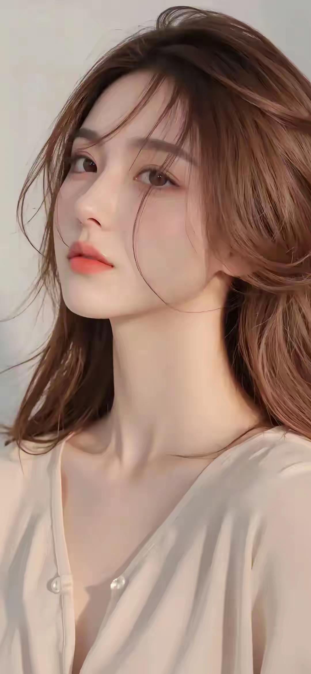 温柔甜美的少女，自然散落的头发，浅浅的微笑，让人心动不已。