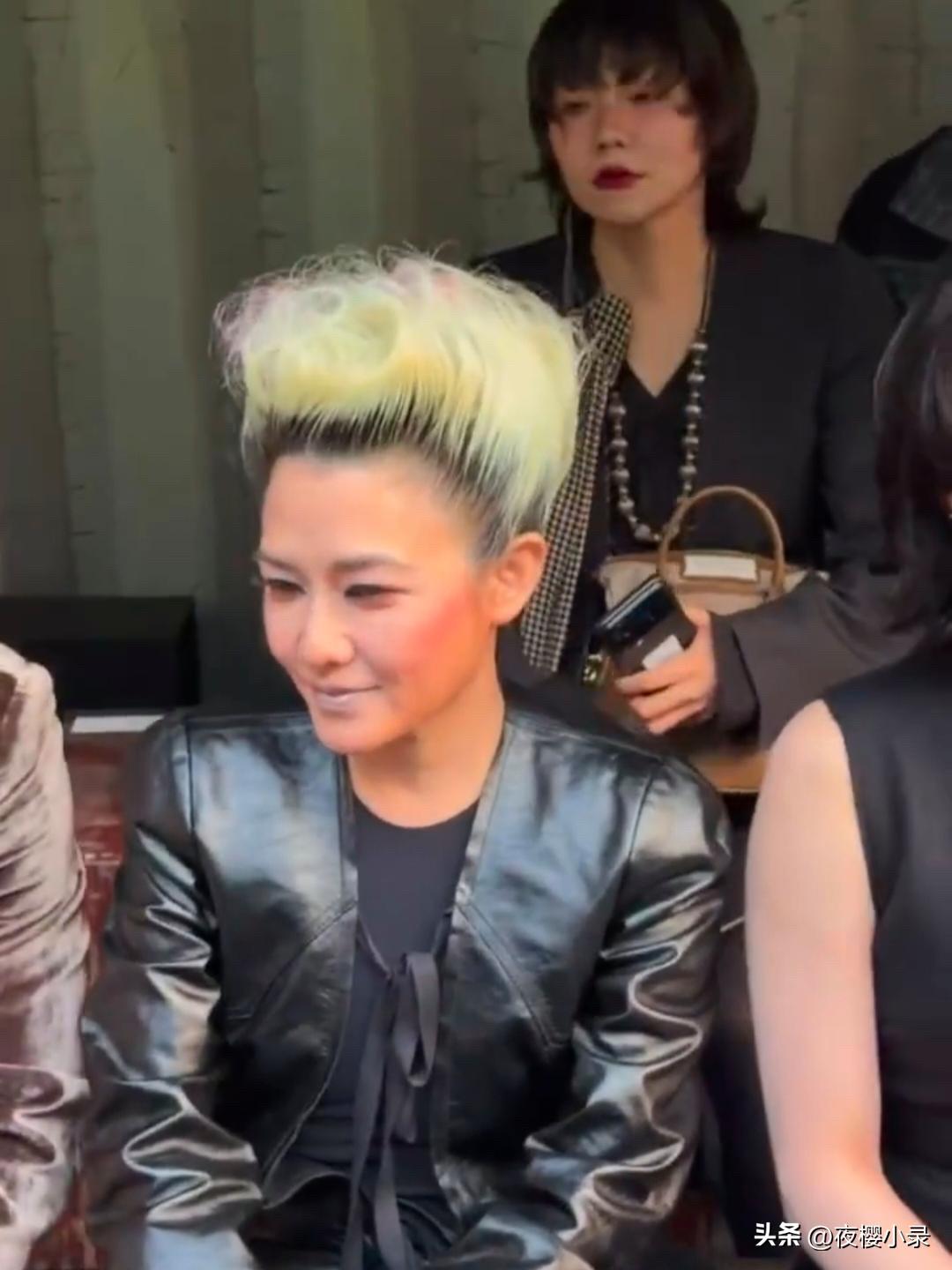 49岁范晓萱在上海参加时尚活动，造型看起来很一言难尽，又土又老气，脸看起来脏脏的