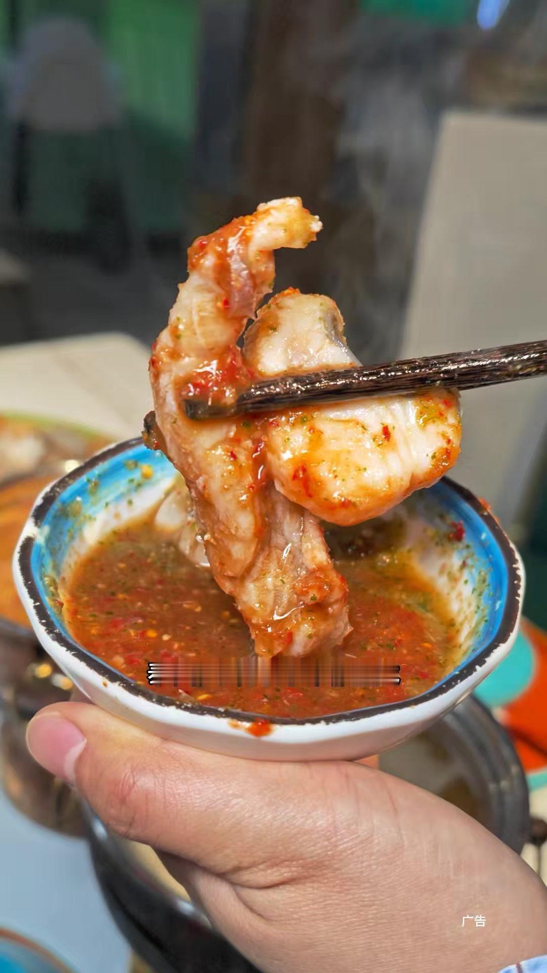 这里有足足12种海鲜，荤素不限量，随便拿随便吃，带娃来也不用担心不够吃。
9块9