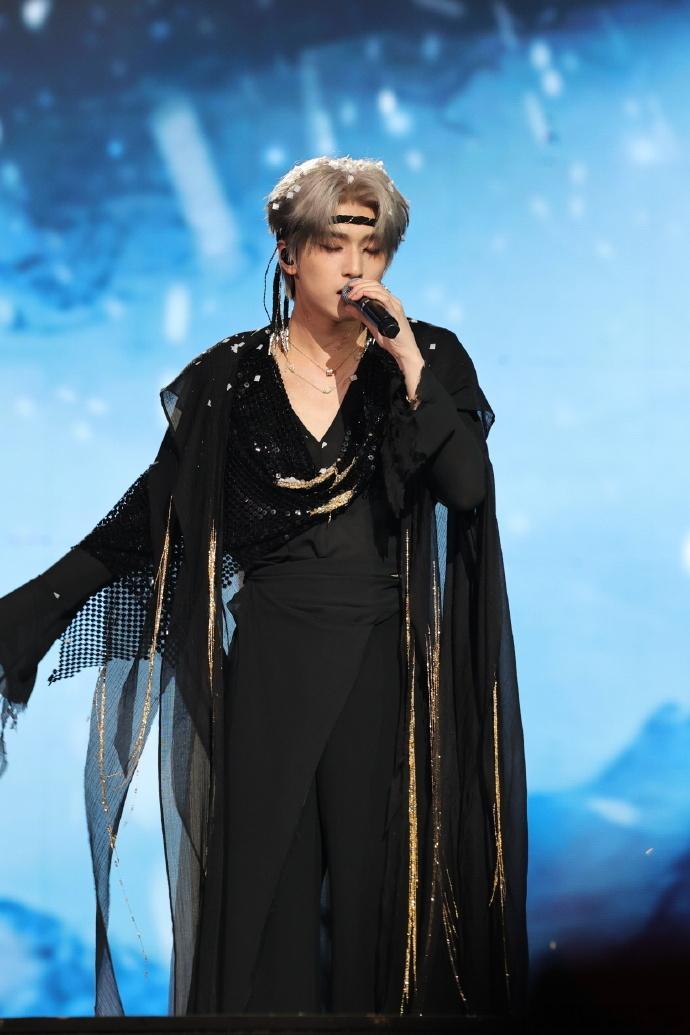 严浩翔冬日心软的神,严浩翔黑色抹额飘雪氛围感，就这个浩翔的造型一次次的给我惊喜啊