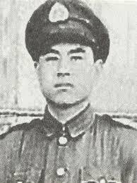 1946年深夜，叶剑英公馆房顶潜入了一个黑影。负责安保的警卫班班长是一名神枪手，