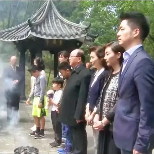 2017 年 4 月，台湾的蒋万安跟着父亲蒋孝严，和家人一共九人来到广西桂林寻亲