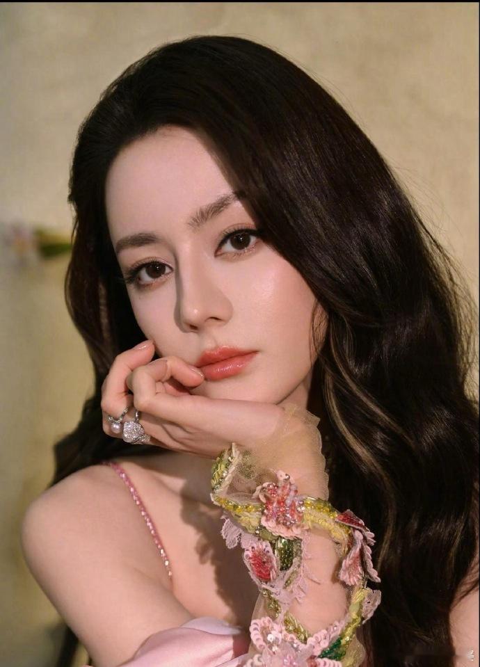 1.郑合惠子的对象是个糊咖，俩人关系挺稳定的，她和cp男艺人没什么关系。 2.胡