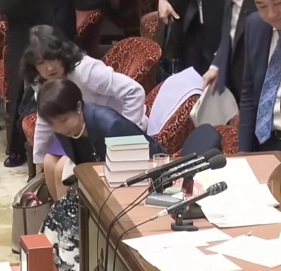 高市早苗身体出现了问题，她开完会试图站起来，可好像没有力气似的又坐回椅子上，只见