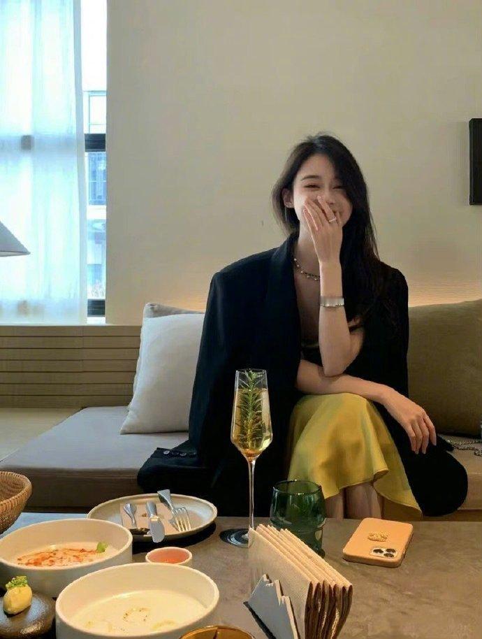 一个想赚钱的姑娘 不是因为她有多喜欢钱，而是她明白 别人的屋檐再大都不如自己有一