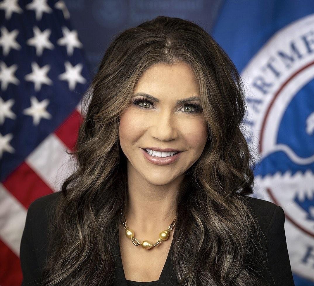 最近美国政坛爆了个大瓜，诺姆，这位在美国国土安全部长岗位上曾经风风火火的女强人，