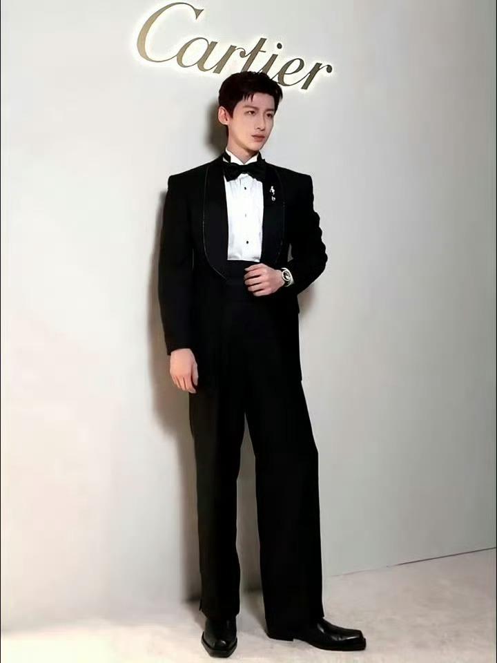 腿长那么长，真的没必要，还不如给我。白敬亭新加坡贵公子范儿 ​​​