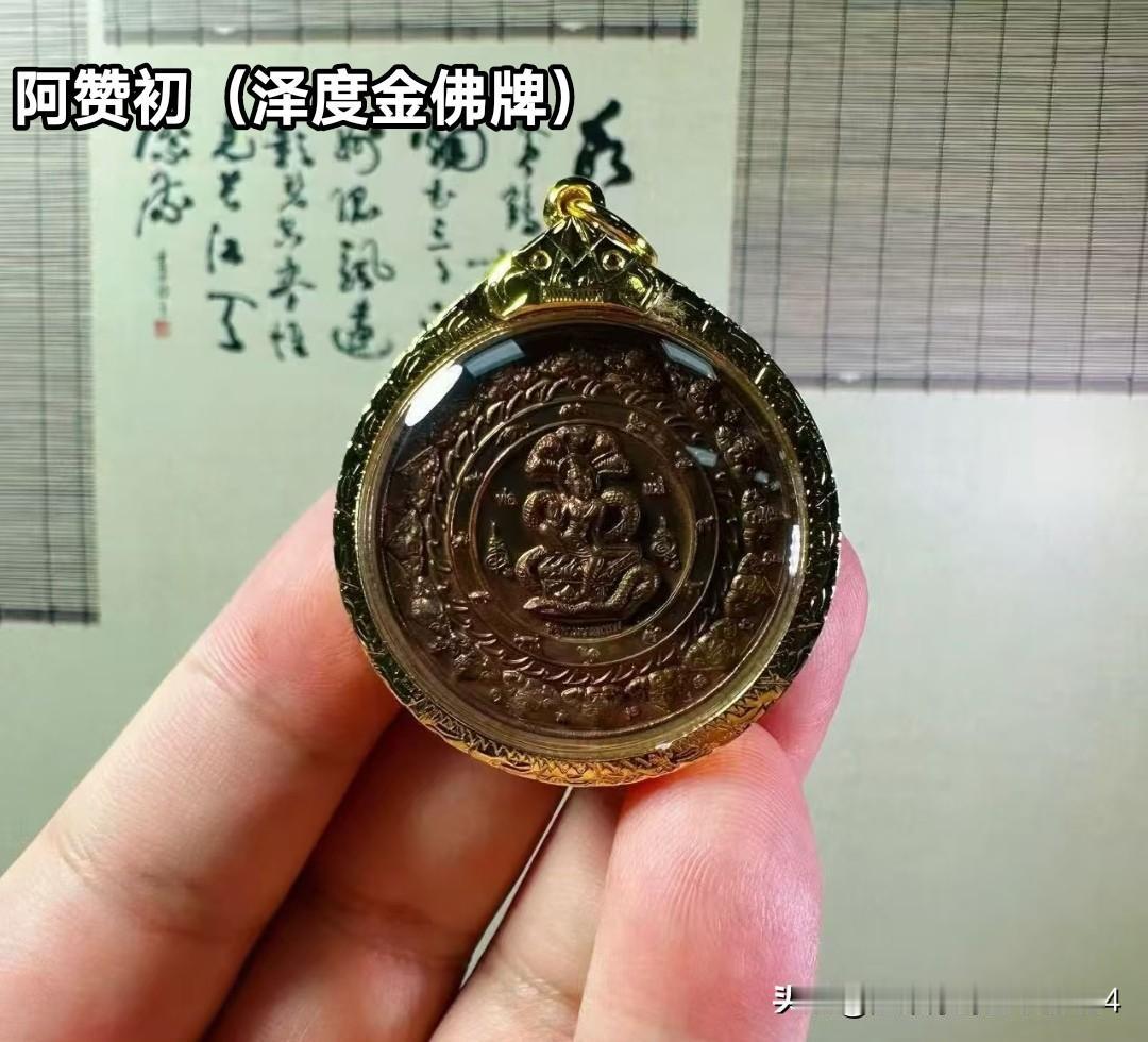 阿赞初堪称“泰国版释永信”，警方目前查扣了他银行存款超2.9亿泰铢，现金1.38