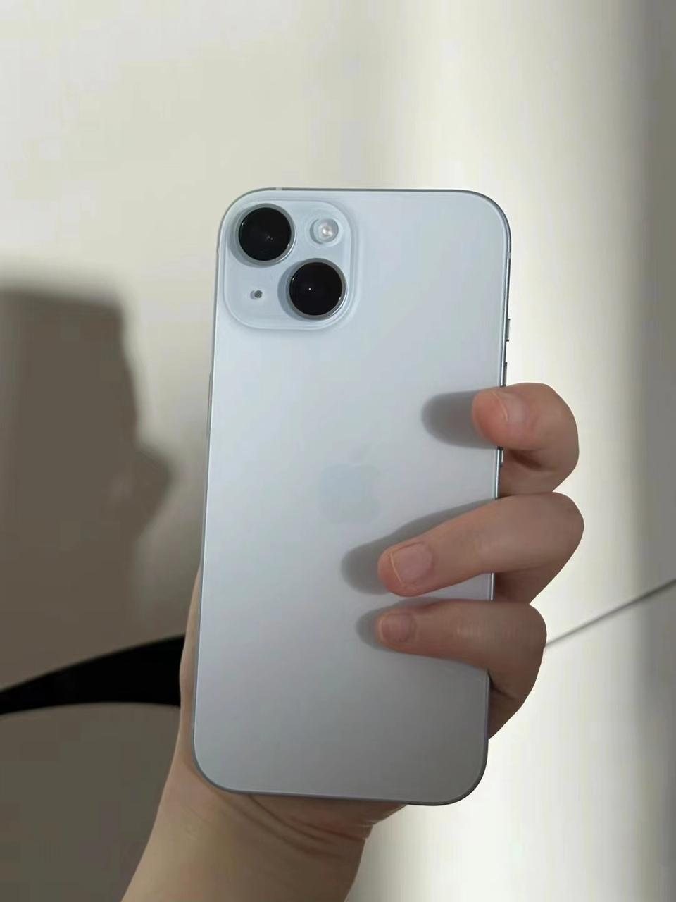 一人说一个iPhone 15该升级的地方，我：加长焦！[流泪]
iPhone 1