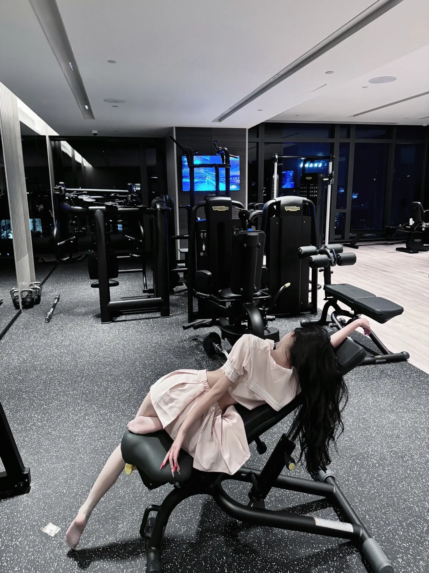 在健身房摆拍一下