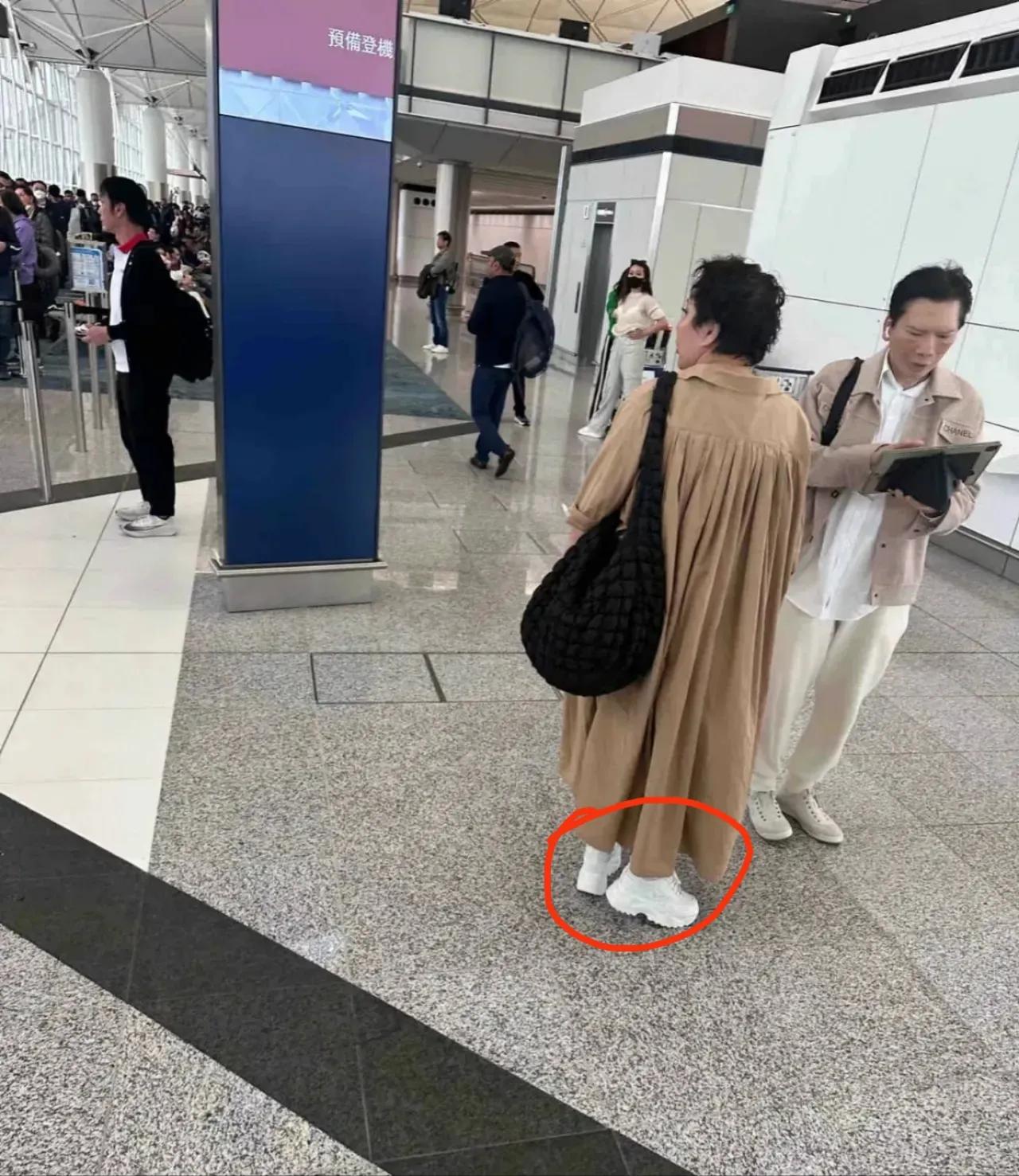 向太也会穿老爹鞋啊。