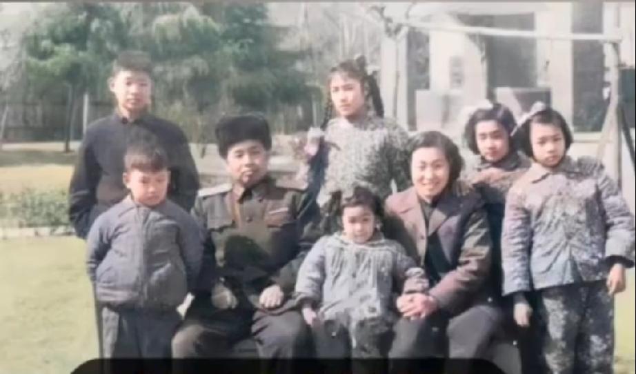 这是许世友上将和她第三任妻子田普以及子女们的合影。
       许将军和妻子端