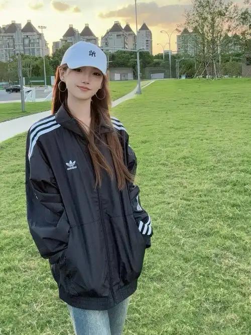 明明都叫阿迪达斯，为什么韩女身上的那件阿迪永远比我们身上的那件好看。
 
韩版阿