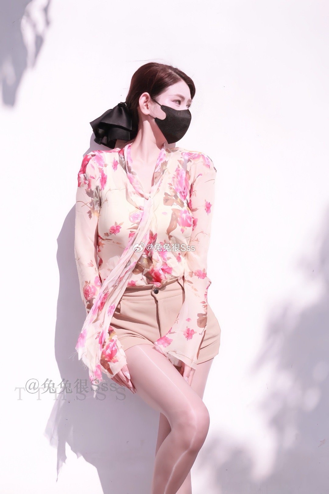 早春温柔系穿搭碎花雪纺轻拂裸色包臀裙🫶🏻温婉与利落在光影里碰撞今天穿什么oo