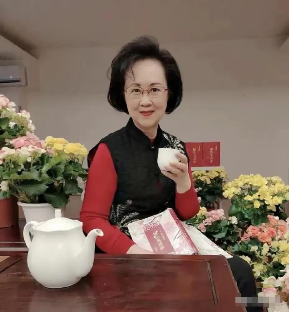 这是琼瑶80岁时的留影，看来琼瑶老师保养的非常好，后期由于生病折磨，选择了优雅离